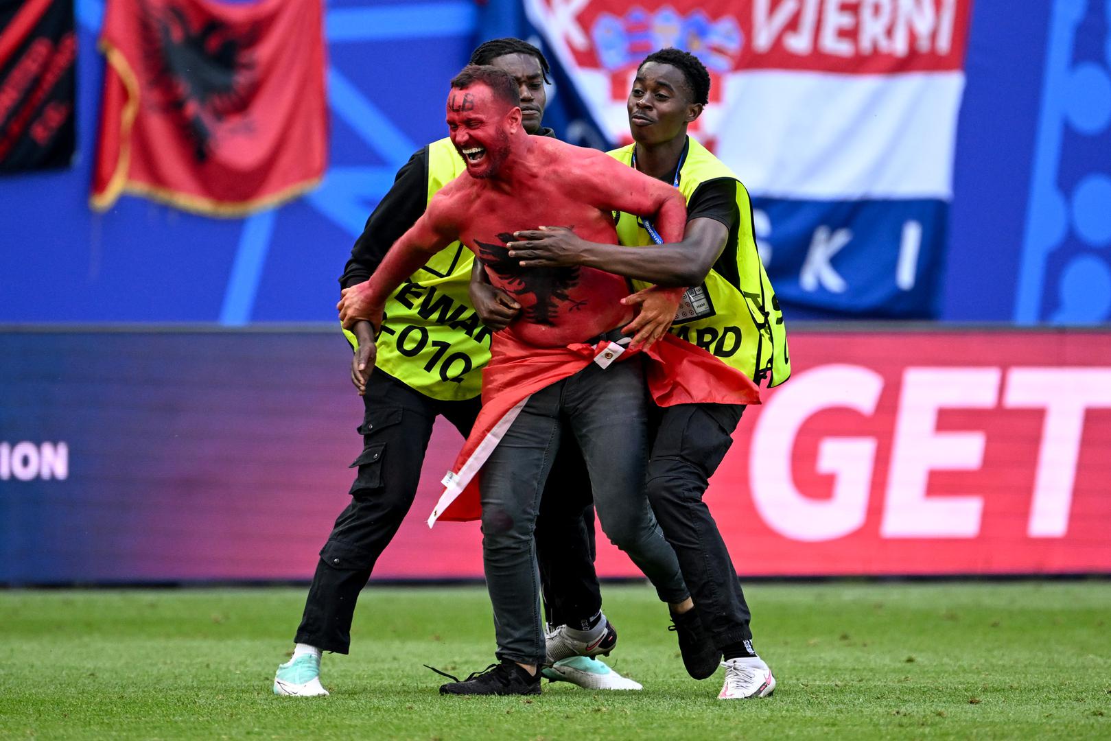  Hrvatski nogometaši su u dramatičnoj utakmici odigranoj u Hamburgu osvojili samo bod protiv Albanije, a dvoboj je završio 2-2.
