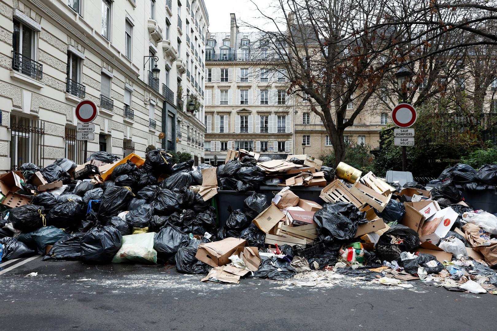 A view of a street where garbage cans are overflowing, as garbage has not been collected, in Paris, France March 13, 2023. REUTERS/Benoit Tessier Photo: BENOIT TESSIER/REUTERS