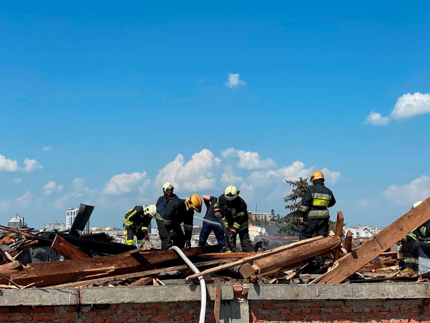 Rescuers work at a site of a Russian missile strike, amid Russia's attack on Ukraine, in Chernihiv, Ukraine August 19, 2023. National Police/Handout via REUTERS ATTENTION EDITORS - THIS IMAGE HAS BEEN SUPPLIED BY A THIRD PARTY. Photo: NATIONAL POLICE/REUTERS