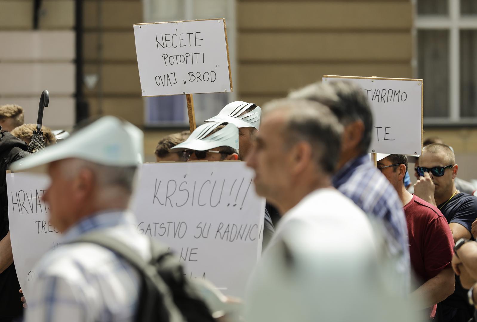 23.05.2022,Zagreb - Javni prosvjed Sindikata hrvatskih zeljeznicara.  Prosvjednici ce u 10,30 sati krenuti sa zapadne strane Glavnog  kolodvora prema Trgu sv. Marka. Zbog neodrzavanja pruga, tvrtka Pruzne gradjevine sada mora traziti pomoc. Sindikatu hrvatskih zeljeznicara cilj je sacuvati radna mjesta 1400 radnika i sacuvati Pruzne gradjevine kao jedinu domacu tvrtku sposobnu za gradnju i obnovu zeljeznickih pruga. Photo: Jurica Galoic/PIXSELL