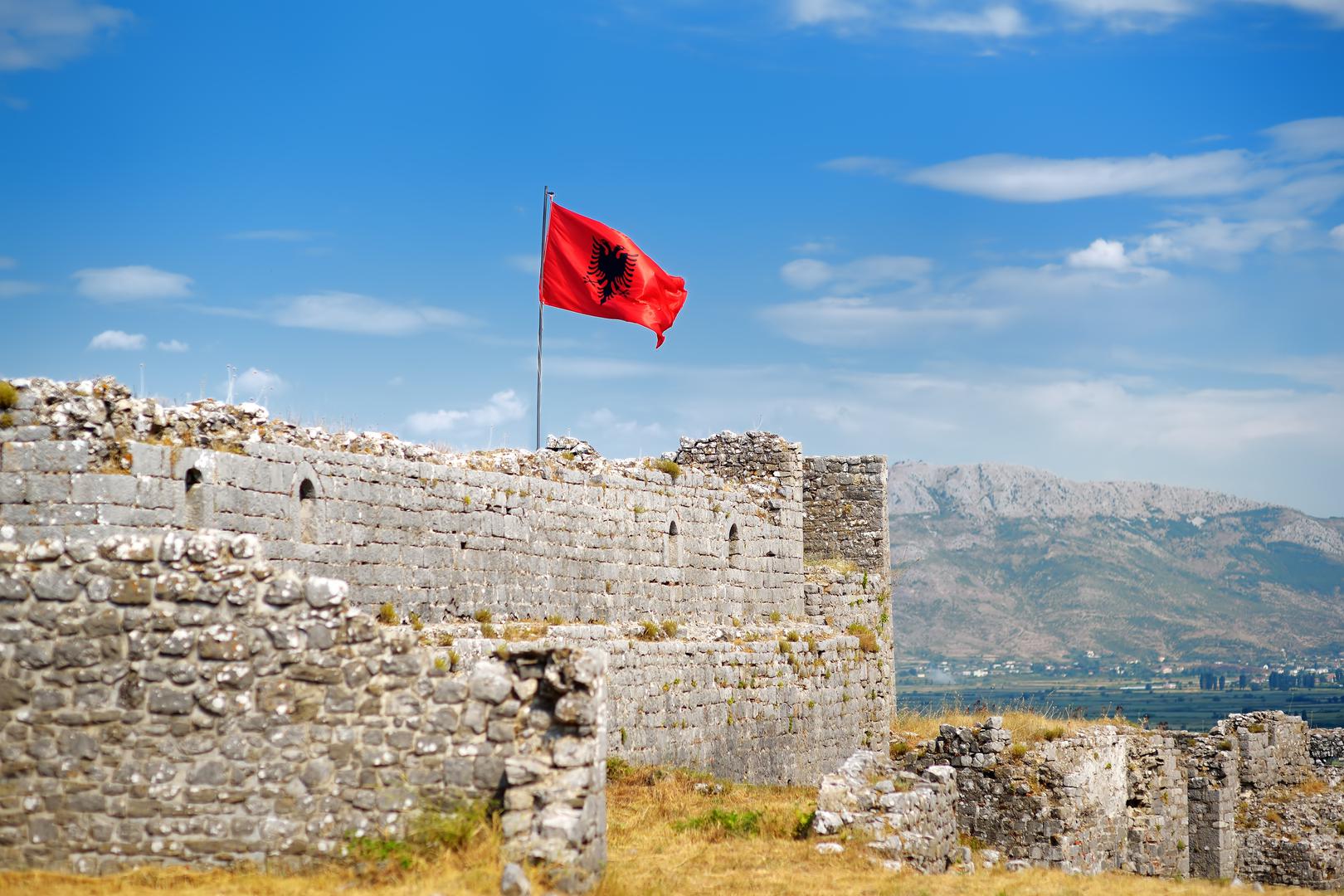 Godinama je mala država Albanija bila odsječena od svijeta, no danas je postala sve popularnija turistička destinacija. Privlači ljubitelje plaže, gurmane zainteresirane za jedinstvenu tradicionalnu kuhinju i ljubitelje povijesti koji traže bogatu kulturnu baštinu, piše GoWorldTravel. 