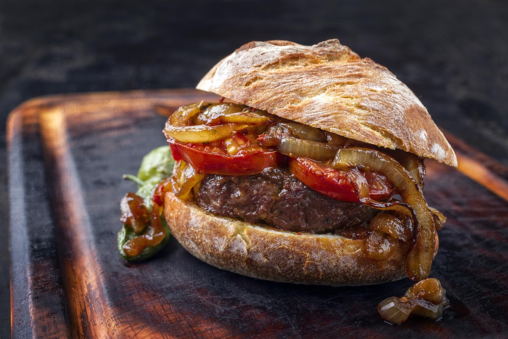 Lav (23. srpnja - 22. kolovoza): Wagyu burger - Lavovi vole biti u centru pažnje. Rodriguez preporučuje luksuzni Wagyu burger s brieom i aiolijem s tartufima. ‘Ovaj burger odražava Lavovu kraljevsku prirodu i njihovu ljubav prema drami’, kaže ona.