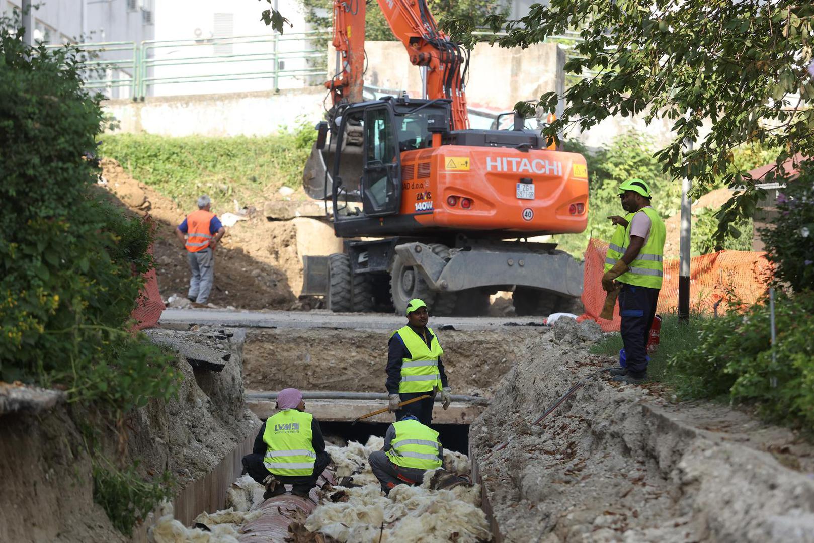 25.08.2023., Zagreb - Radovi u Hanamanovoj ulici na revitalizaciji magistralnog vrelovoda za naselja Spansko, Malesnica, Gajnice koji prolazi kroz Voltino naselje. Photo: Boris Scitar/PIXSELL