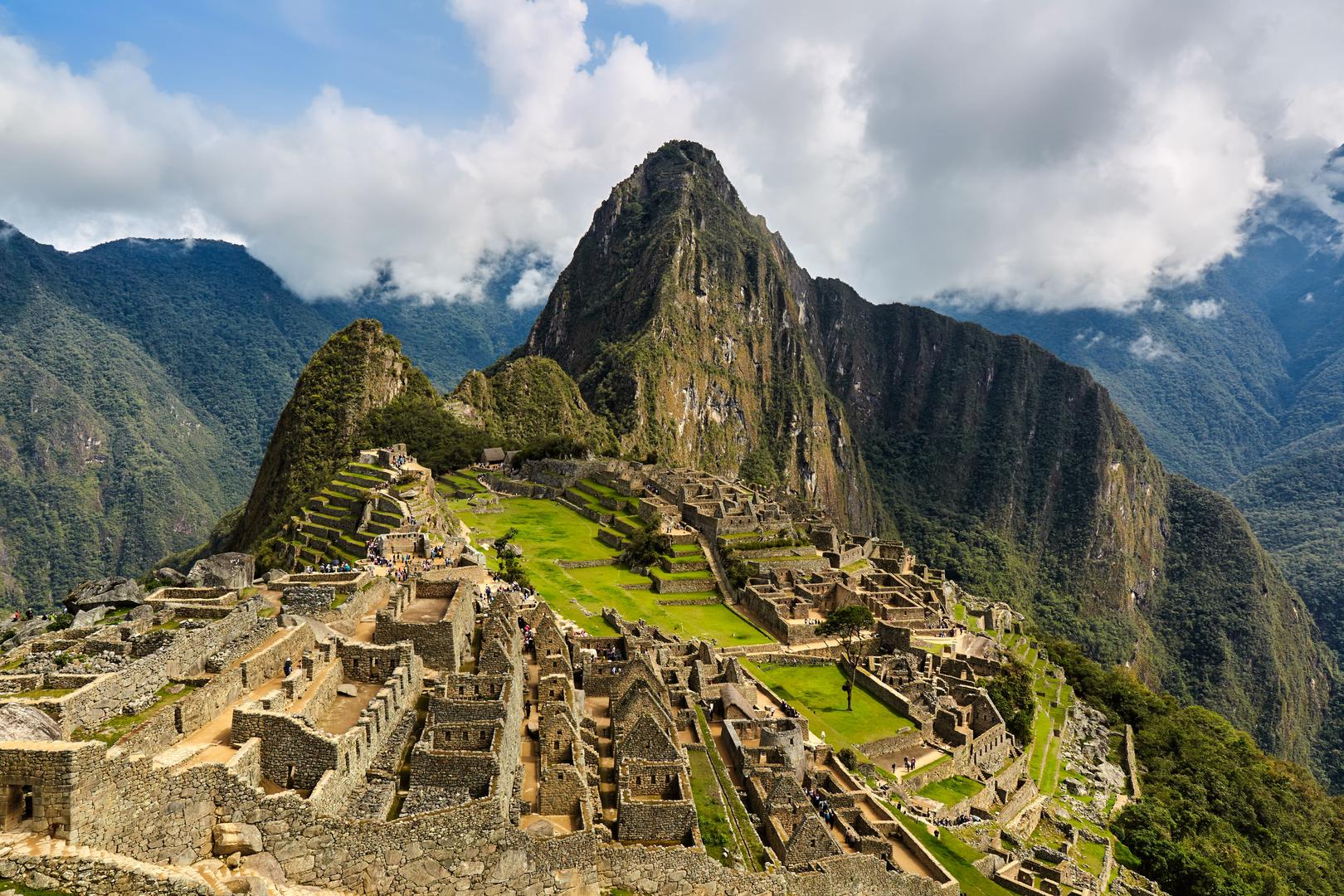 Machu Picchu, Peru: Machu Picchu, omiljeno odredište za mnoge, suočava se s prenapučenošću. Unatoč statusu UNESCO-ve svjetske baštine, turisti dolaze u tolikom broju da oštećuju povijesni grad. UNESCO je zatražio od peruanske vlade da uvede stroža pravila kako bi se zaštitila lokacija, no zbog značajnog prihoda od turizma, vlasti su u dilemi kako postići ravnotežu između ograničenja i održavanja turističkog priljeva novca.