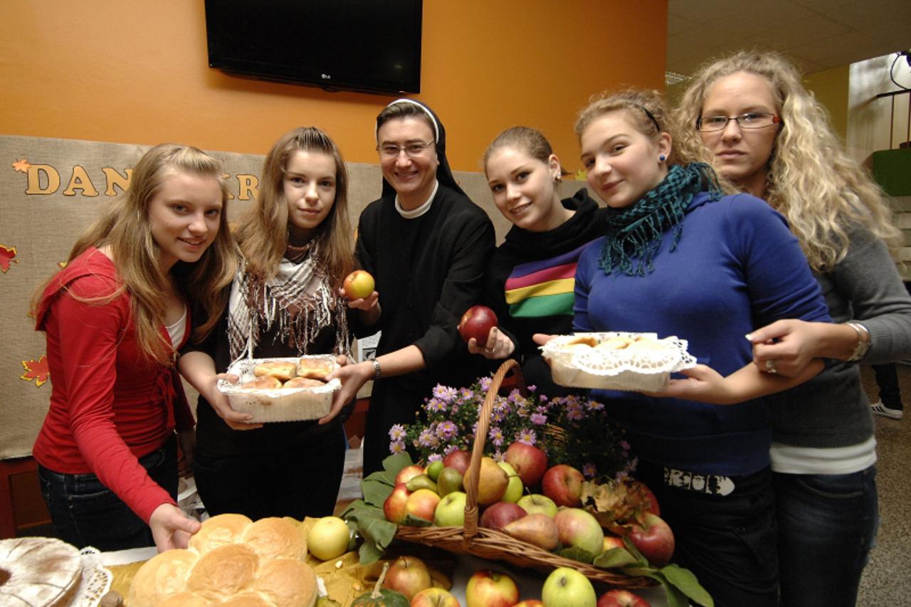 '15.10.2010., Cakovec- U cakoveckoj zupi casne sestre su prisutne 45 godina. Sestra Dragica predaje  ucenicima Ekonomske i trgovacke skole. Photo: Vjeran Zganec Rogulja/PIXSELL'