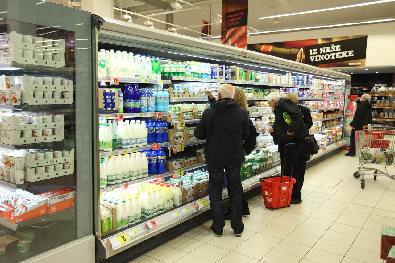 Zagreb: Kupci u Maxi Konzumu kupuju proizvode na akciji