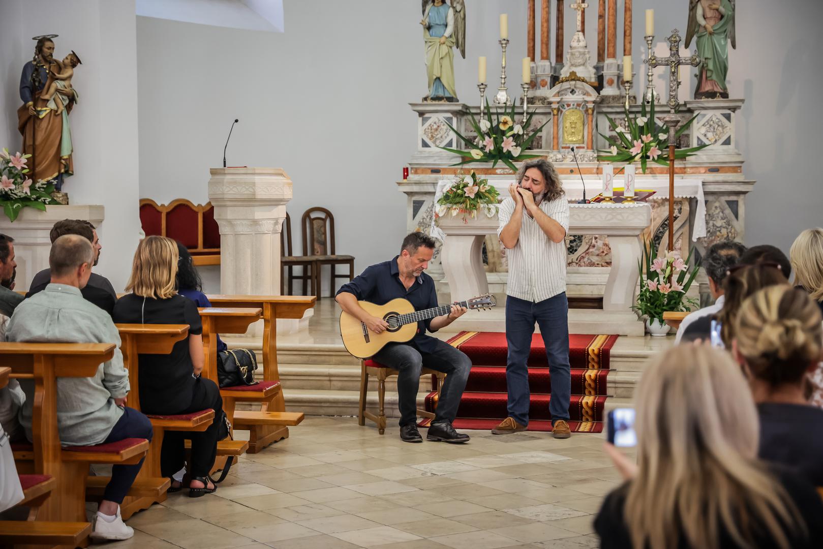 Došla je u pratnji djece, a nakon mise zadušnice Ante Gelo i Antonio Serrano odsvirali su Magdalenu u prepunoj crkvi. 