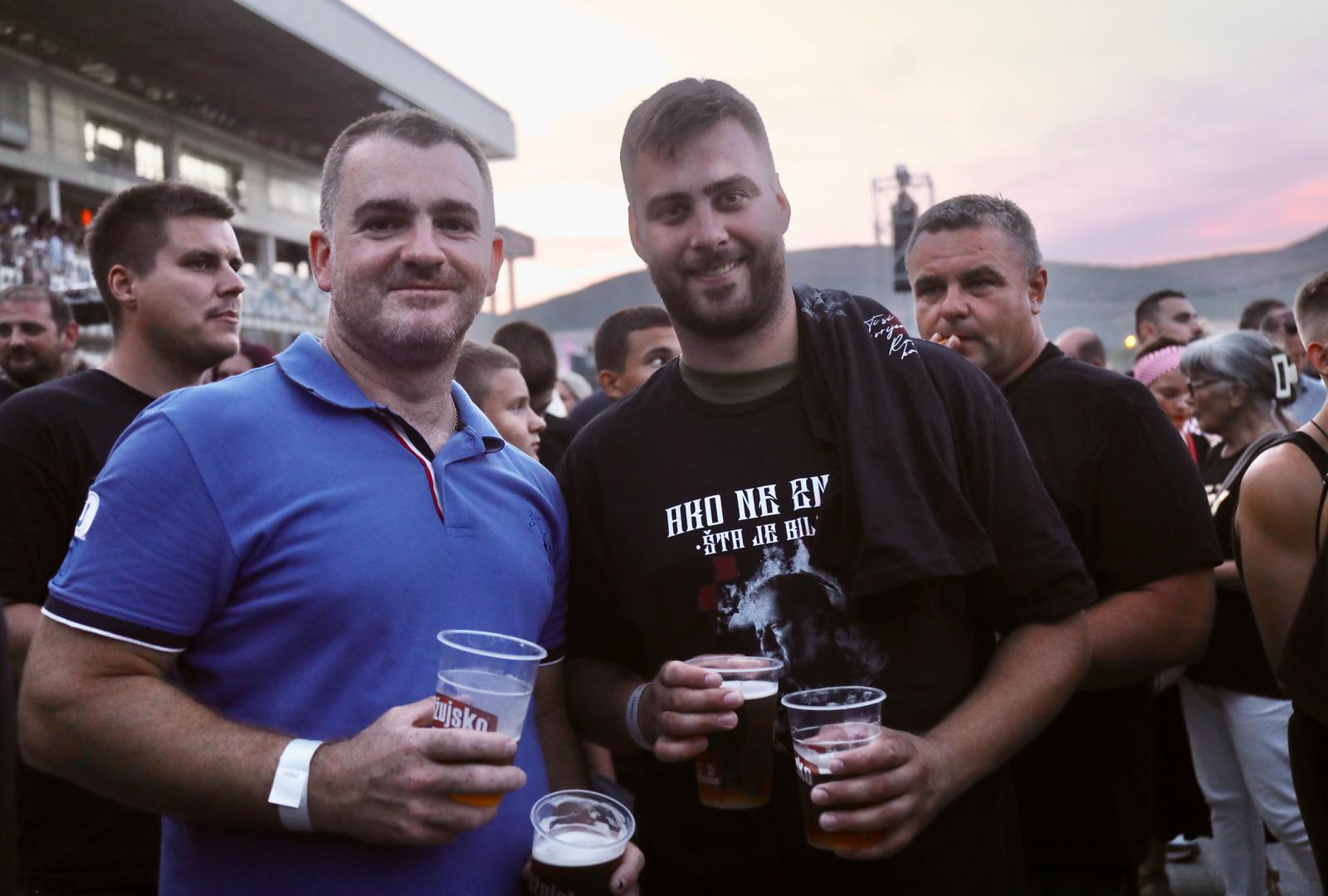 U našoj fotogaleriji pogledajte kakva je atmosfera na stadionu bila prije dolaska Perkovića na pozornicu. 