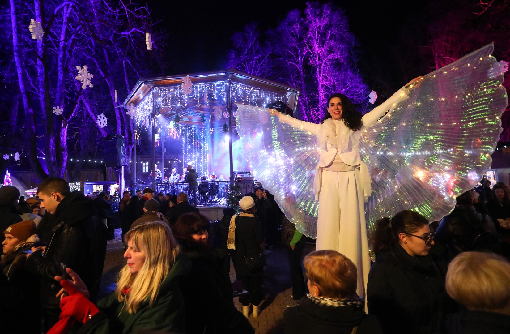 PROMENADA Osmišljen ponajprije za stanovnike grada, ali i otvoren za sve njegove goste, Advent u Karlovcu na popularno, u blagdansko ruho odjeveno, šetalište mami brojne posjetitelje, što prigodno osmišljenim programom, što raznovrsnom ugostiteljskom ponudom čiji se mirisi iz adventskih kućica šire Promenadom