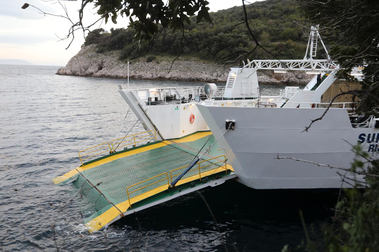 Mali Lošinj: U tijeku je očevid nakon što je troje djelatnika Jadrolinije poginulo nakon pada rampe