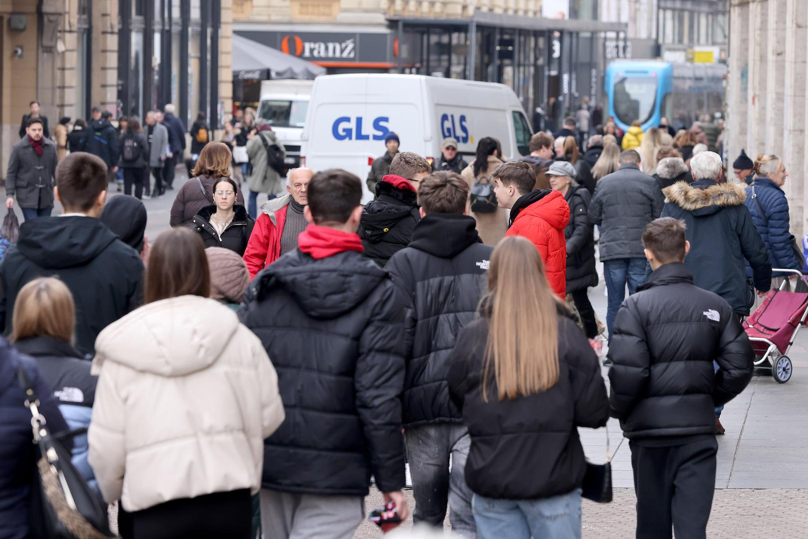 22.12.2023., Zagreb - Zadnjeg radnog dana pred blagdanski produzeni vikend stanje u centru grada je kaoticno, kako u pjesackim zonama tako i u automobilskom i javnom prometu. Za sve one koji niti ove godine nisu uspjeli panirati sve obveze prije guzvi savjet je da cuvaju zivce i iduce godine vise pozornosti posvete planiranju. Photo: Patrik Macek/PIXSELL