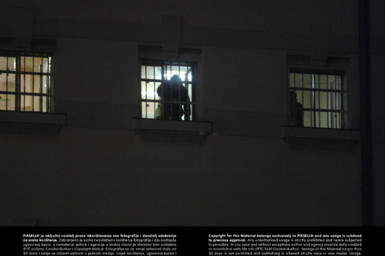 '07.03.2012., Rijeka - Rijecki zatvor i zatvorenici na prozorima celija sa kojih komuniciraju sa prijateljima napolju. Photo: Goran Kovacic/PIXSELL'
