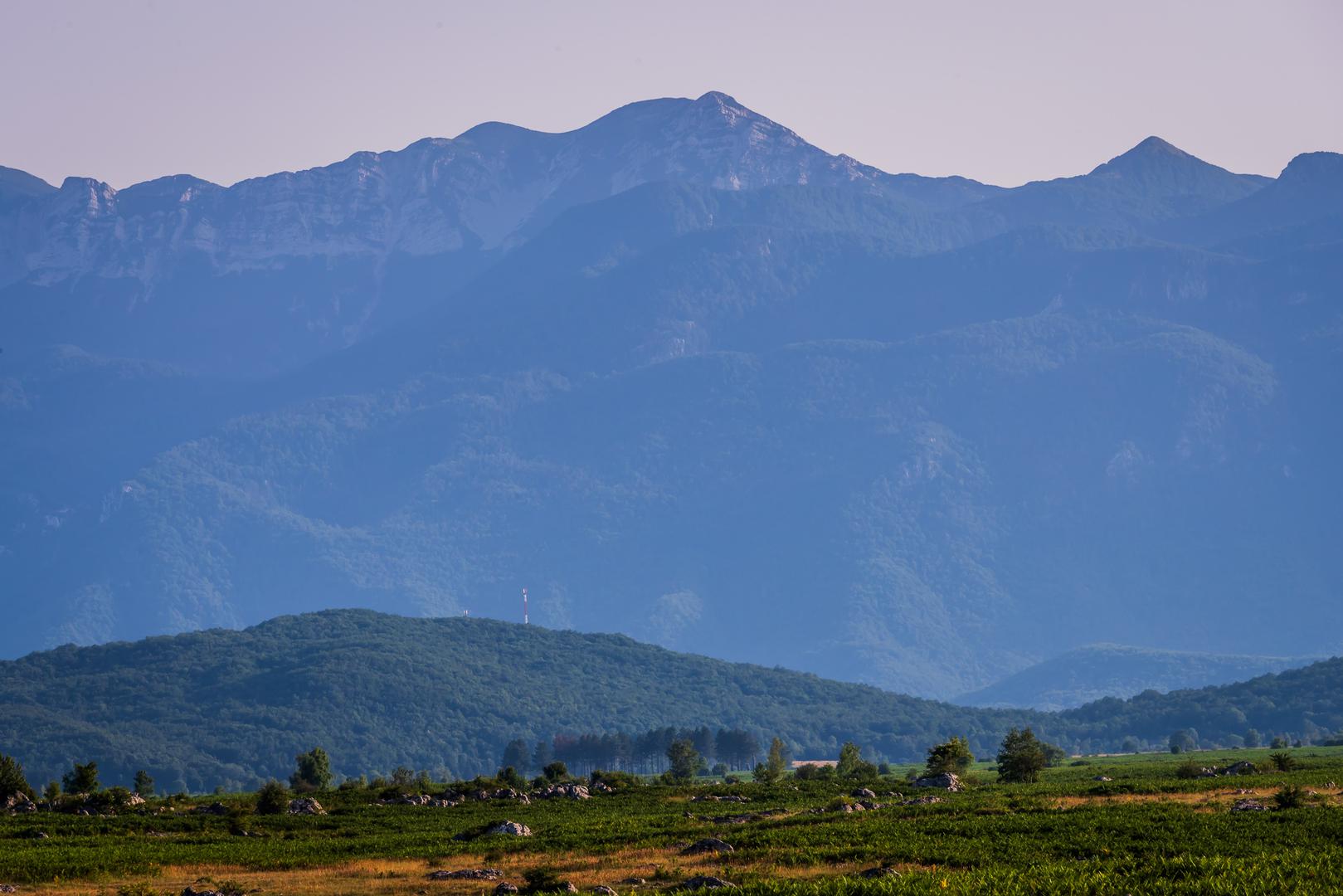 Gospić je smješten na 656 metara nadmorske visine, a iako nije zauzeo titulu najvišeg grada, Gospić je površinom najveći hrvatski grad jer se prostire na 967 kilometara četvornih. 