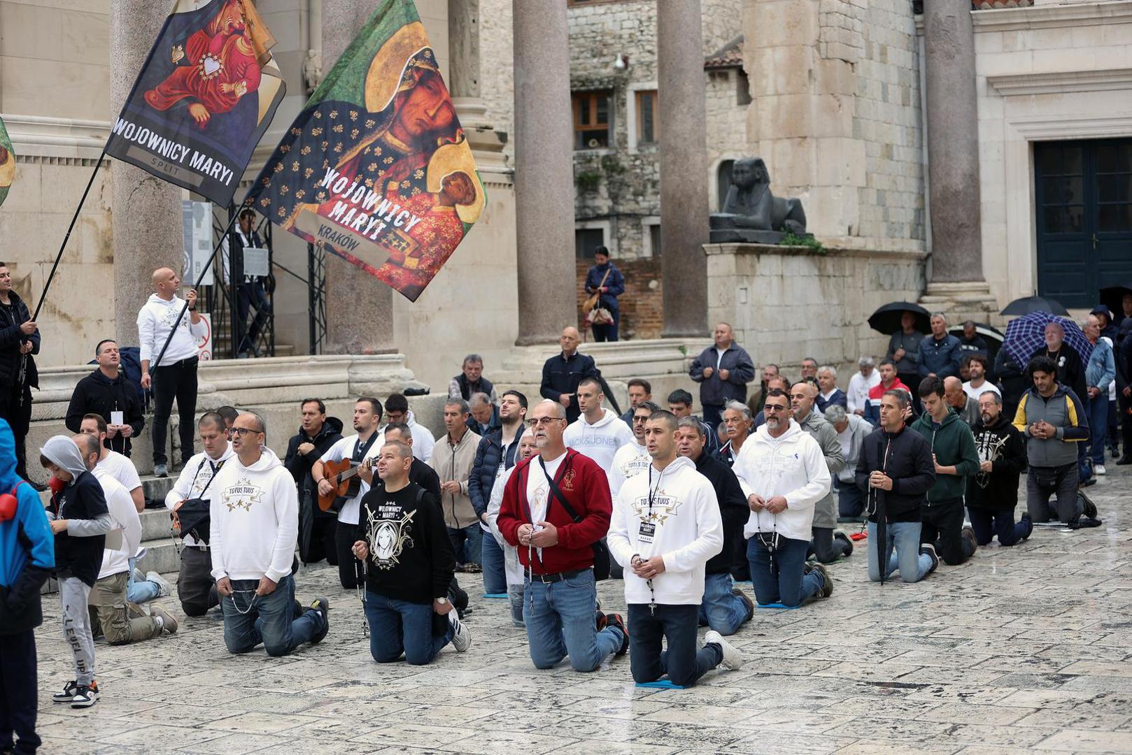 04.11.2023., Split - Peristil, prva subota u studenom molitelji ponovno na trgovima, u Splitu ovog puta uz kisu i bez performera.  Photo: Ivana Ivanovic/PIXSELL