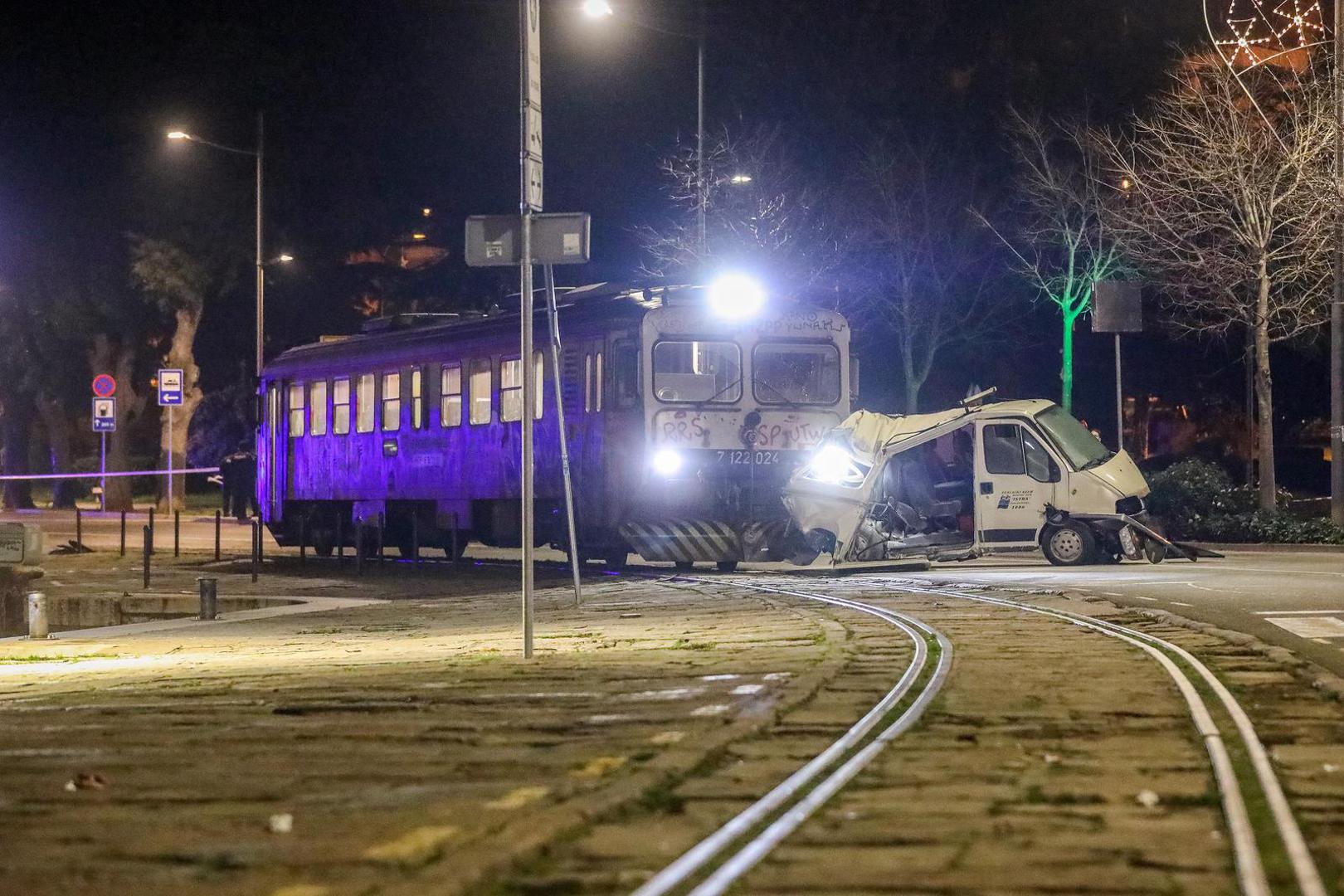 15.01.2023., Pula - Prometna nesreca na pulskoj rivi. Vlak kojem su vjerojatno otkazale kocnice nije se zaustavio na zeljeznickoj stanici vec je nastavio prugom po rivi koja vodi prema Uljaniku. Vlak je pokupio kombi koji je bio parkiran ispred veslackog kluba te ga je vukao do zgrade Lucke kapetanije lomeci uz put sve prometne znakove koji su mu bili na putu. U vlaku koji je prometovao na liniji Lupoglav-Pula bilo je cetvoro putnika no na srecu nitko nije ozlijedjen. Photo: Srecko Niketic/PIXSELL