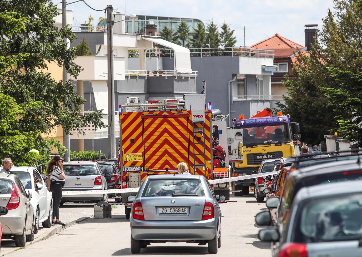 15.05.2021., Zagreb - Muskarac je preminuo nakon sto ga je u oko 13 sati zatrpala zemlja dok je kopao kanal. Na mjesto nesrece odmah su stigli vatrogasci i Hitna pomoc, ali nisu ga uspjeli spasiti.
Photo: Luka Stanzl/PIXSELL