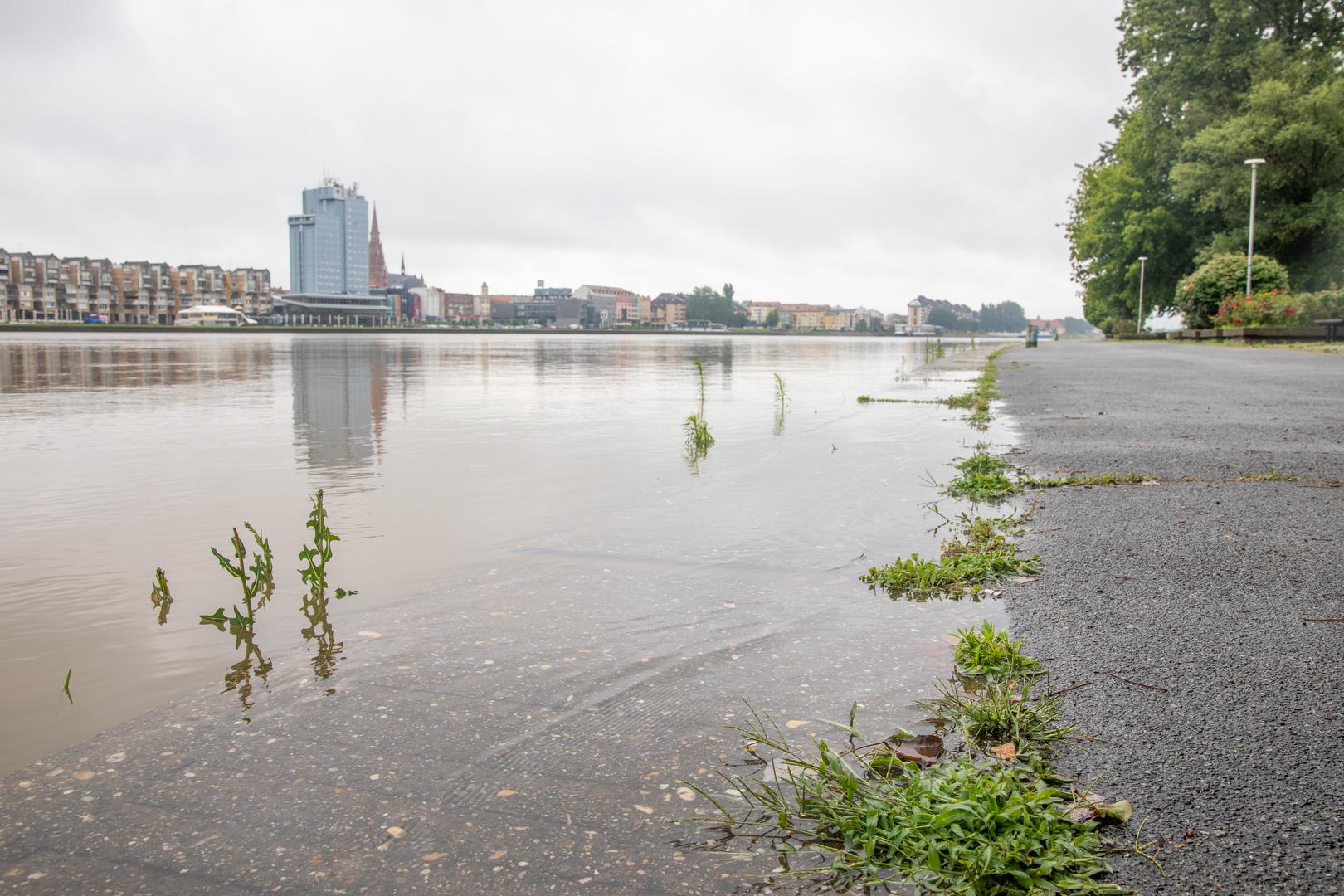 12.06.2024. Osijek -  Vodostaj Drave na lijevoj obali, ocekivanje vodenog vala Photo: Borna Jaksic/PIXSELL