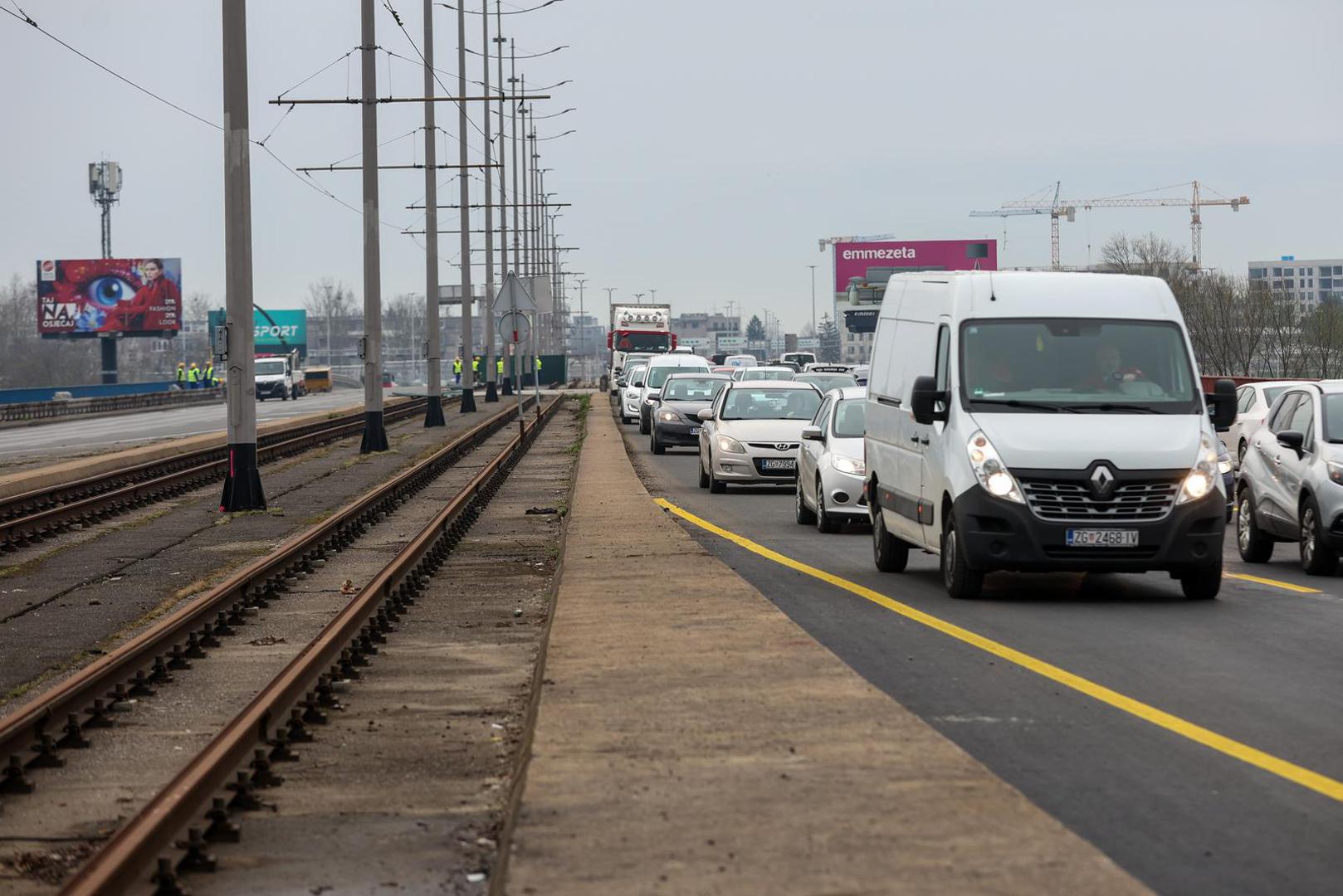 04.03.2024., Zagreb - Nova regulacija prometa radi radova sanacije prijelaznih naprava i izvanrednog odrzavanja Jadranskog mosta. Za vrijeme izvodjenja radova, za promet ce biti zatvoren istocni kolnik mosta, a sav promet odvijat ce se dvosmjerno po zapadnom kolniku, u dva prometna traka za svaki smjer. U zoni radova na Jadranskom mostu bit ce onemoguceno kretanje pjesaka i biciklista, koji ce biti preusmjereni preko starog Savskog mosta. Photo: Igor Kralj/PIXSELL