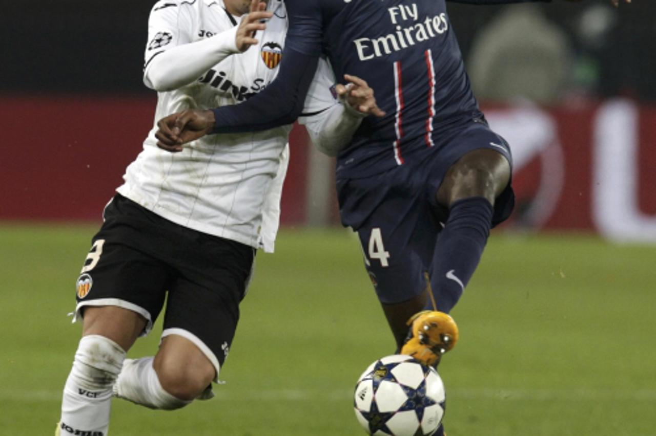 'Paris St Germain\'s Blaise Matuidi (R) challenges Valencia\'s Sofiane Feghouli during their Champions League soccer match at the Parc des Princes stadium in Paris, March 6, 2013.            REUTERS/P