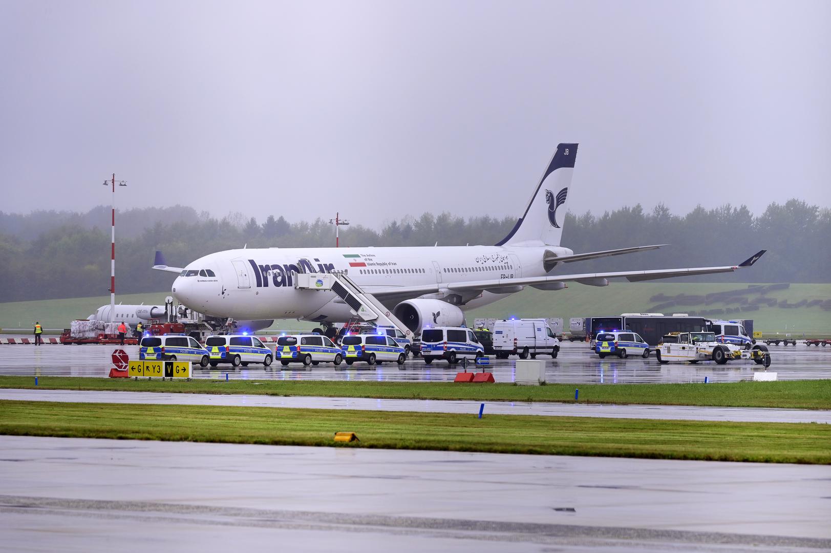 09 October 2023, Hamburg: An Iran Air aircraft stands at Hamburg Airport. Flight operations at Hamburg Airport, which were suspended due to a threat of an attack on an Iranian aircraft from Tehran, have resumed. Photo: Jonas Walzberg/dpa Photo: Jonas Walzberg/DPA