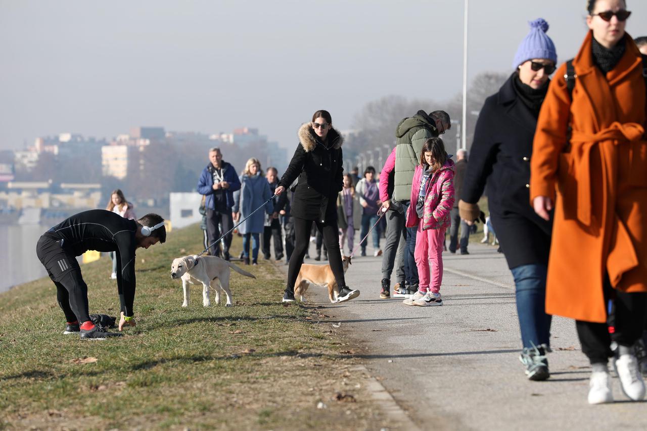 Zagreb: Šetnica uz jezero Jarun puna je ljudi koji uživaju u sunčanom danu