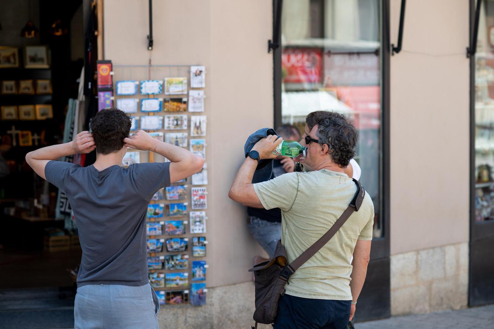 09.08.2024., Zagreb - Ponovno je stigao toplinski val, a gradani traze osvjezenje, skrivaju se u hladovinu, suncaju se i ne izlaze bez sesira. Photo: Marko Juric/PIXSELL