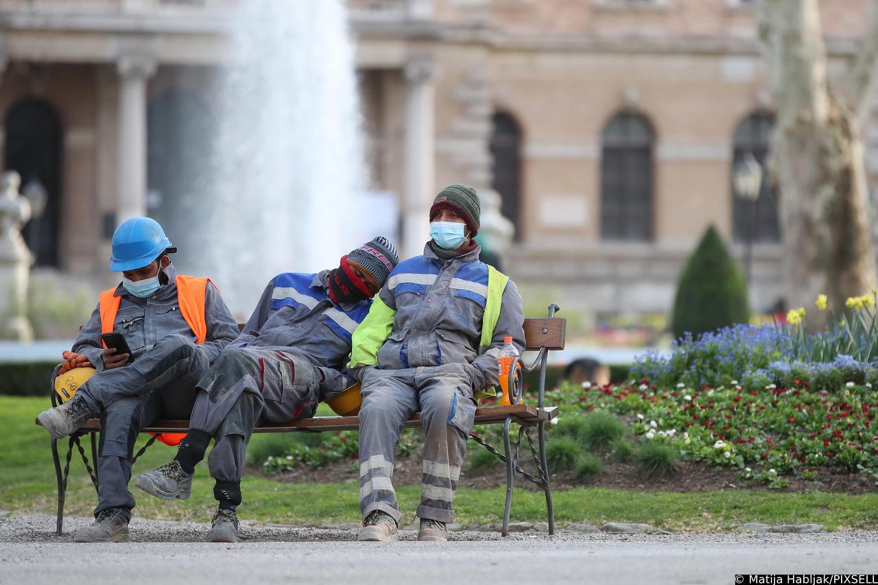 Zagreb: Radnici iskoristili pauzu za odmor i drijemanje na Zrinjevcu