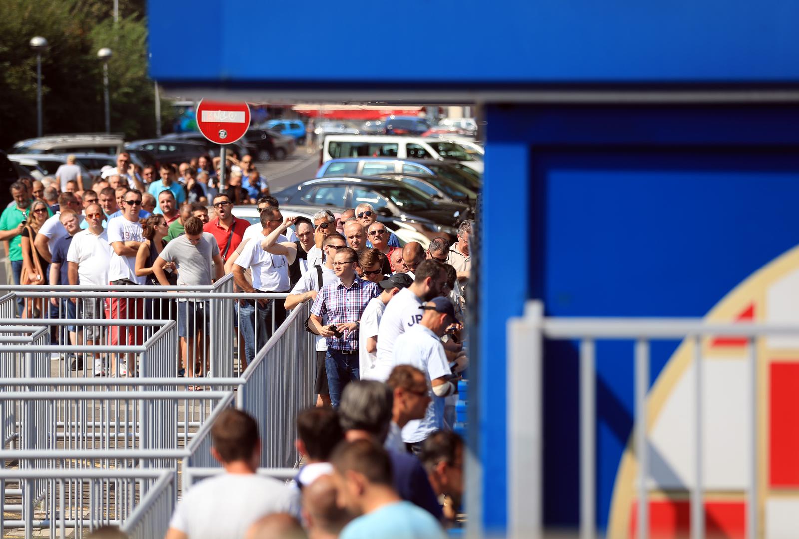 Danas je u Maksimiru počela prodaja ulaznica za uzvratnu utakmicu četvrtog pretkola Lige prvaka između Dinama i Young Boysa.

