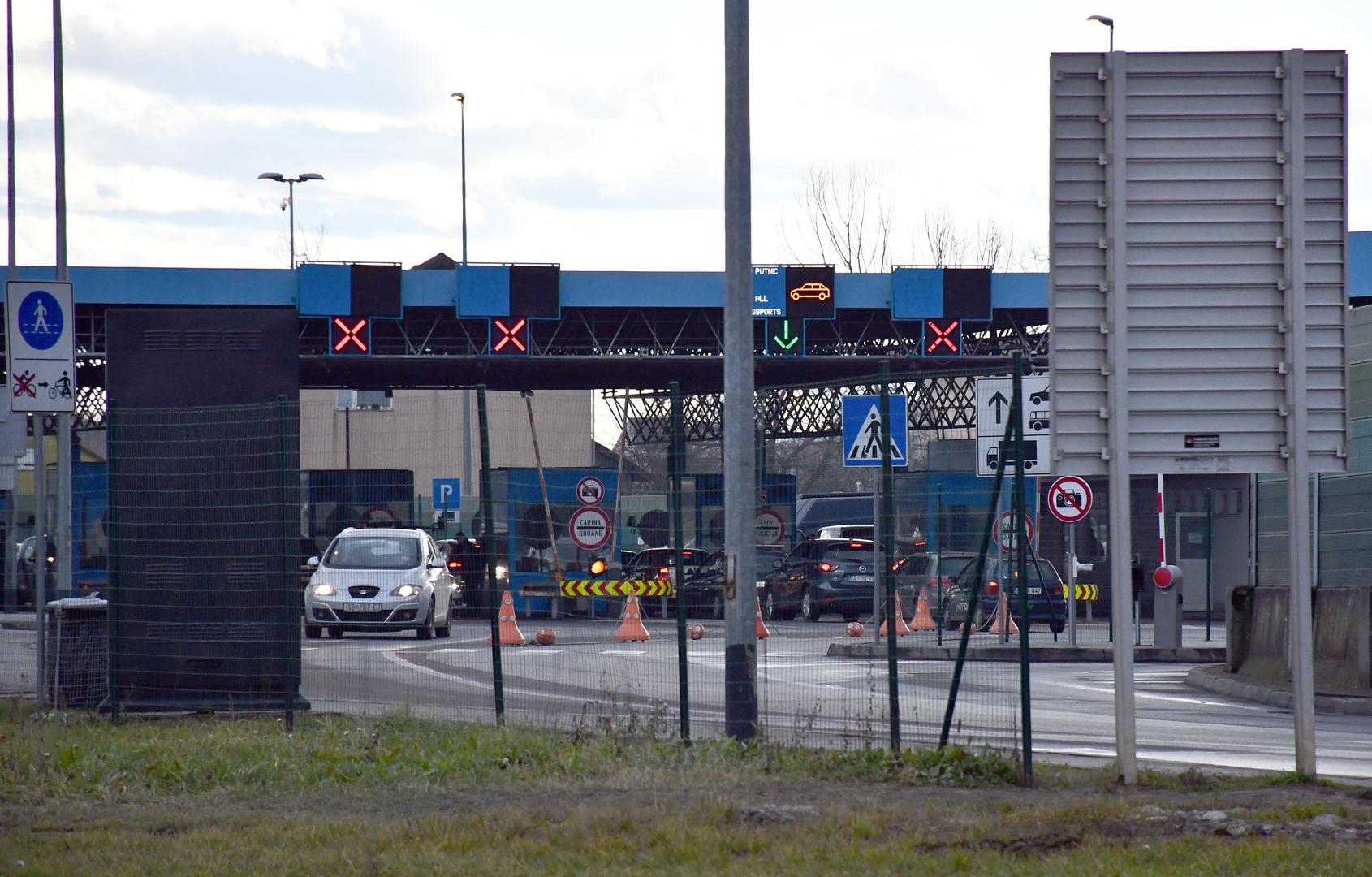 Naime, dopušteno je unijeti ili poslati u BiH osobne pošiljke ribljih proizvoda iz država članica EU-a, Andore, Lihtenštajna, Norveške, San Marina, Švicarske, Farskog otočja, Grenlanda, Islanda, Crne Gore, Sjeverne Makedonije i Srbije pod uvjetom da je svježa riba, očišćena, a masa ribljih proizvoda po osobi ne prelazi jedan kg ili masu jedne ribe, ovisno o tome što je teže.