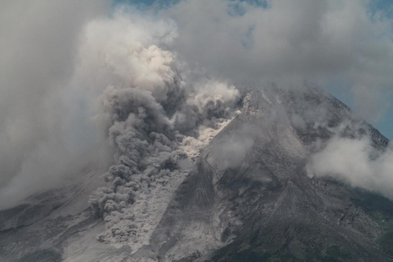 Mount Merapi?volcano?erupts, as seen from Turi, in Sleman, Yogyakarta, Indonesia, March 11, 2023. Antara Foto/Hendra Nurdiyansyah/via REUTERS ATTENTION EDITORS - THIS IMAGE HAS BEEN SUPPLIED BY A THIRD PARTY. MANDATORY CREDIT. INDONESIA OUT. NO COMMERCIAL OR EDITORIAL SALES IN INDONESIA. Photo: ANTARA FOTO/REUTERS