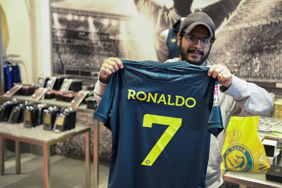 Fans excited as Ronaldo signs for Al Nassr in Riyadh