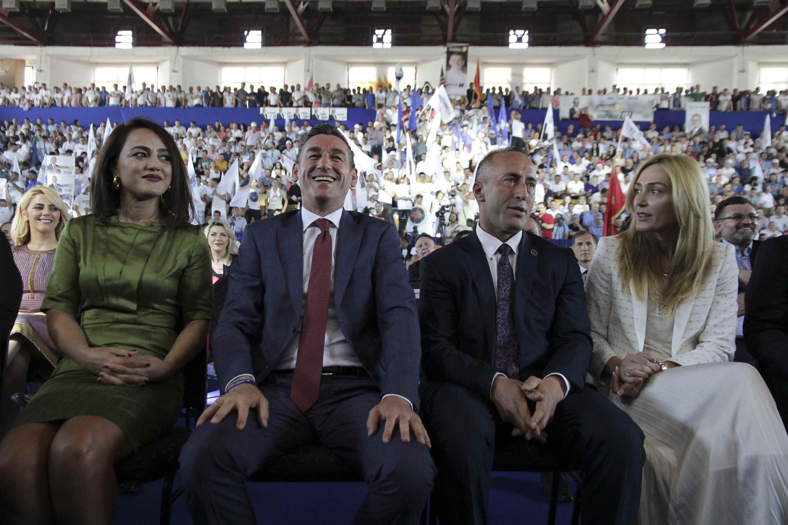 Budući premijer Ramush Haradinaj (drugi zdesna) i Kadri Veseli (predsjednik Demokratske stranke Kosova PDK) u društvu supruga