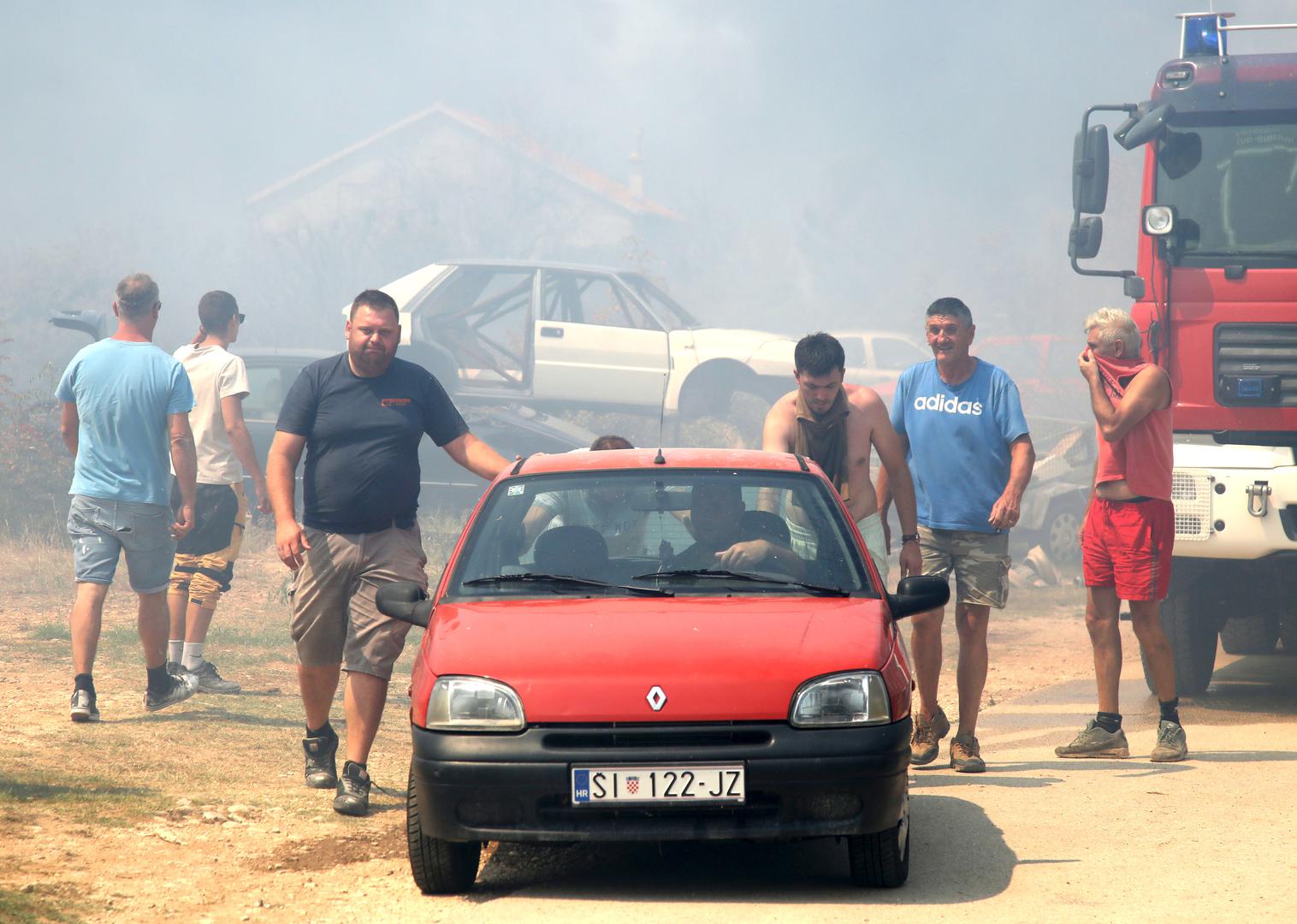 30.07.2024. Skradin - Kod Skradina, u naselju I?evo, izbio je veliki požar. Požarom je zahvacena trava, nisko raslinje i borova šuma. Požar gase cetiri kanadera. Vatra ozbiljno prijeti Bratiškovcima, ugrožavajuci kuce i imovinu.  Photo: Dusko Jaramaz/PIXSELL