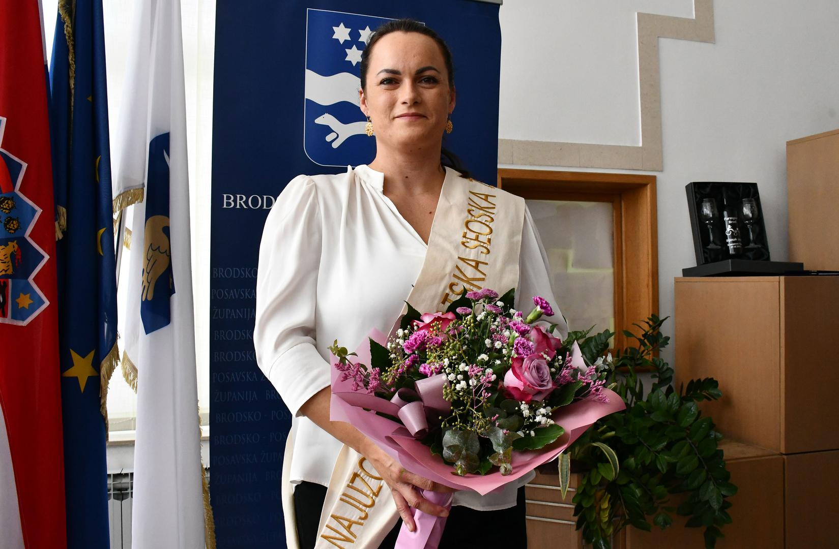 Prijepodne radi u gradskoj upravi, gdje se najviše bavi temama vezanim za poljoprivredu. Poslijepodne je prava poduzetnica, majka i domaćica koja vodi obiteljsko poljoprivredno gospodarstvo. 