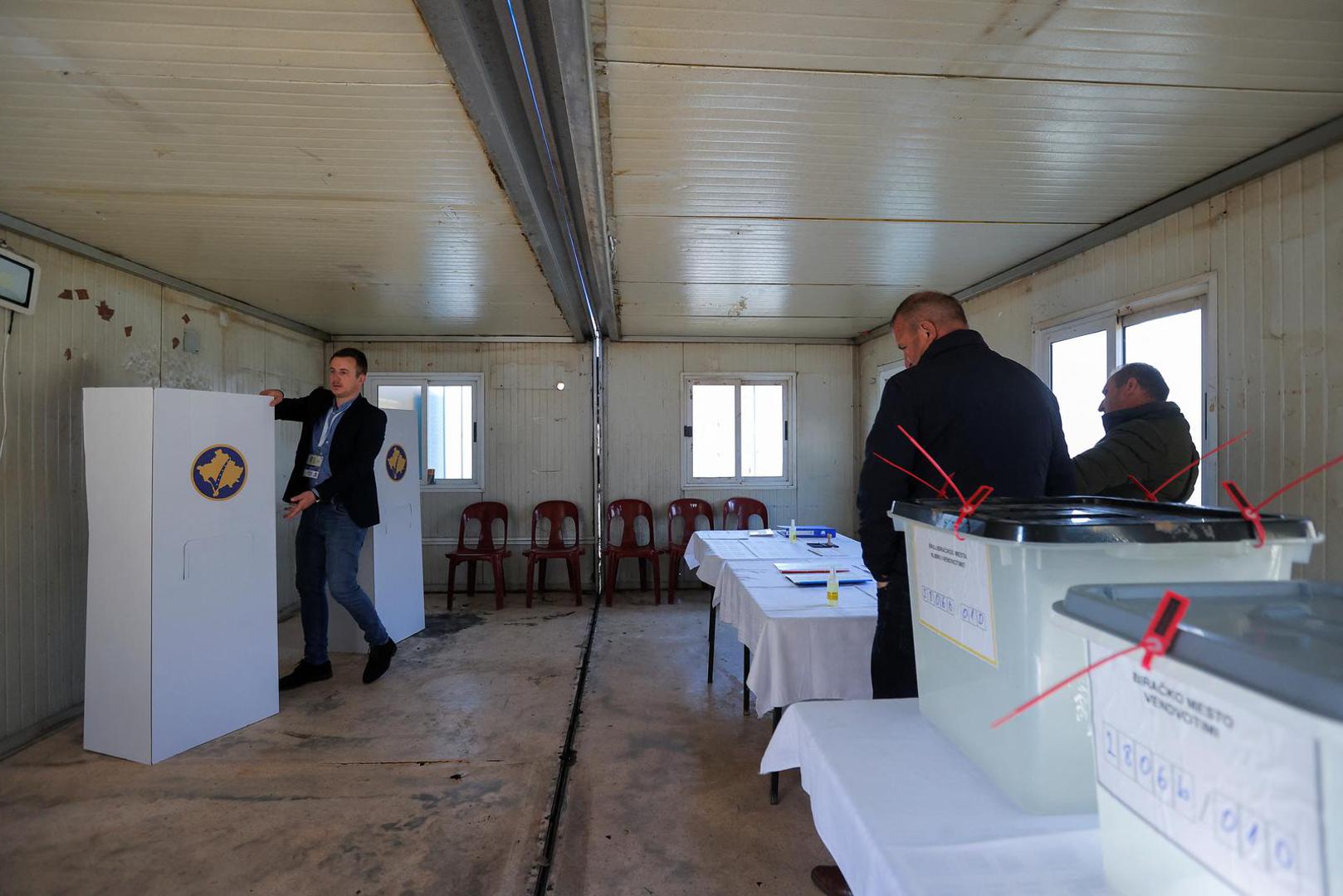 Members of the central election commission prepare a container used as an alternative voting center, in Zubin Potok, Kosovo, April 23, 2023. REUTERS/Valdrin Xhemaj NO RESALES. NO ARCHIVES. Photo: VALDRIN XHEMAJ/REUTERS