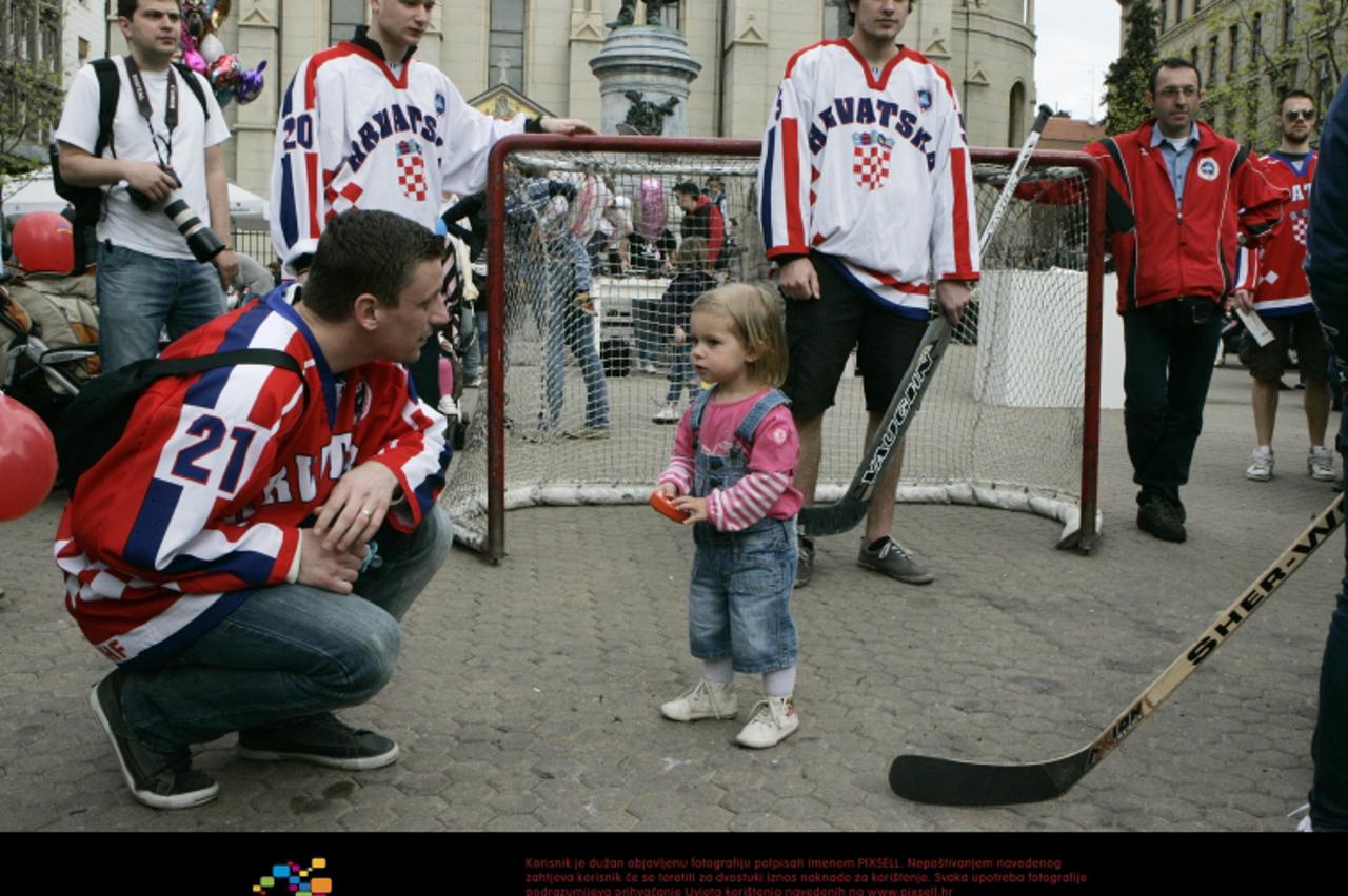 '02.04.2011., Zagreb - Hrvatski reprezentativci u hokeju na ledu druzili se s gradjanima na Cvjetnom trgu i s najmladjima zaigrali hokej. Photo: Martina Popovcic/PIXSELL'