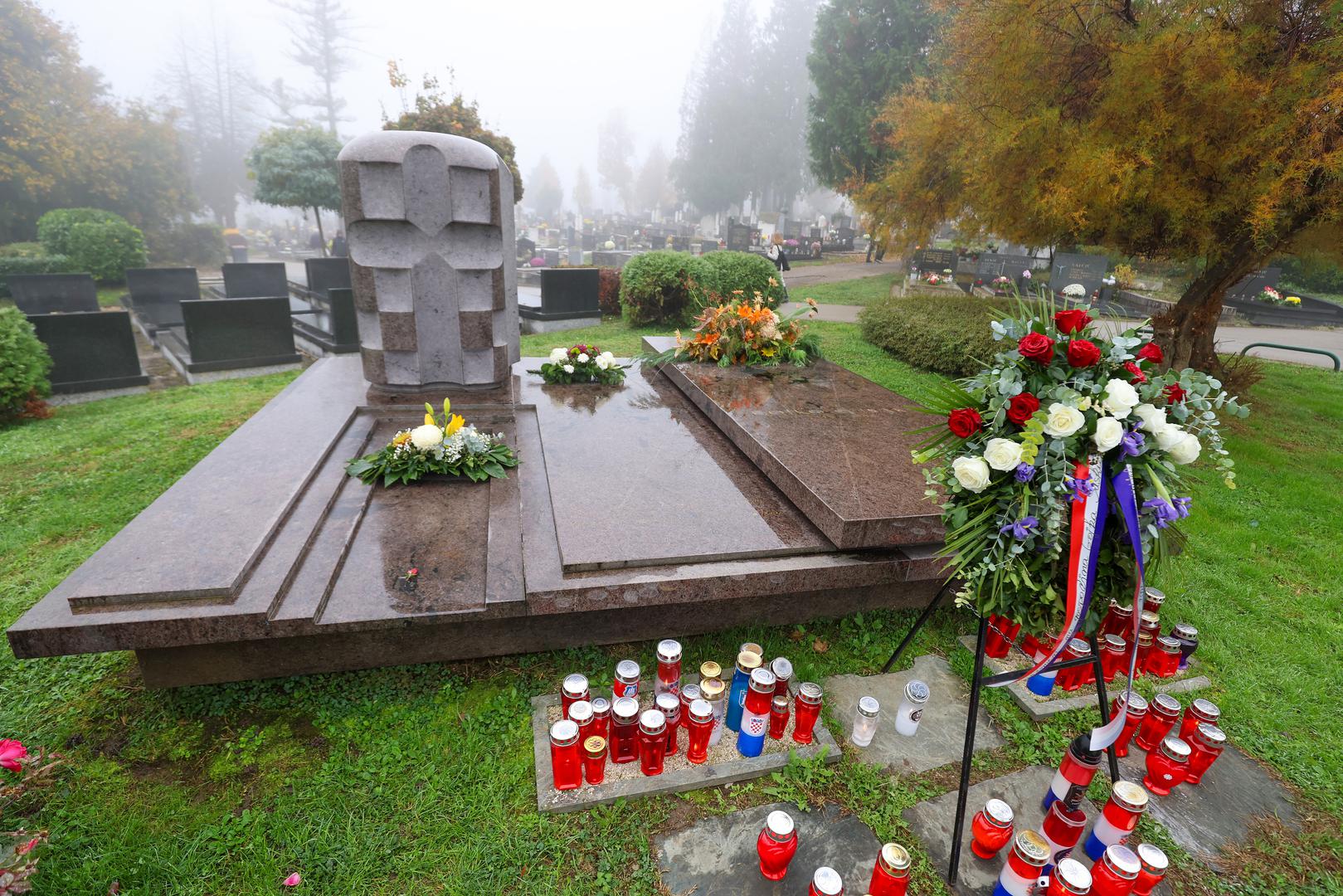 Uz veliki grob Gojka Šuška, hrvatskog ratnog ministra obrane, po kojem je nazvana i ulica u zagrebačkoj Dubravi, stavljen je i veliki cvjetni aranžman.