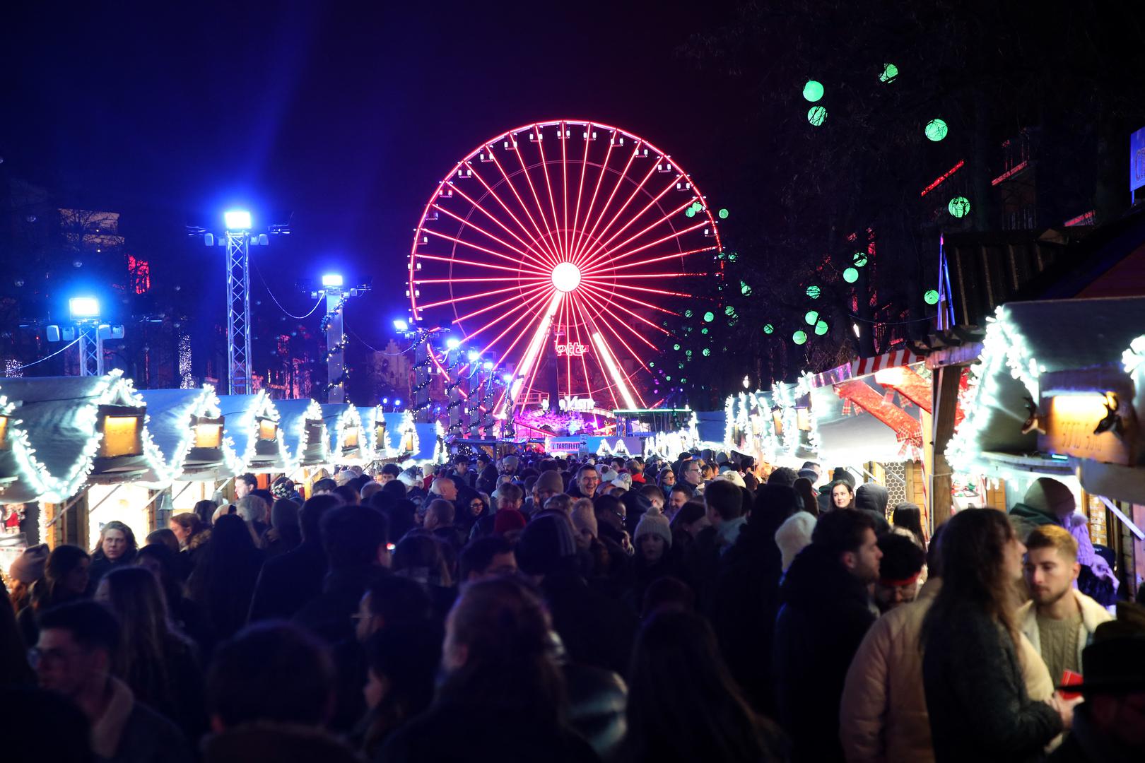 Bruxelles, Belgija – Winter Wonders: Ovaj veliki blagdanski događaj transformira Bruxelles u pravi božićni grad s više od 200 štandova, svjetlosnim predstavama, velikim klizalištem, panoramskim kotačem i brojnim lokalnim poslasticama. Winter Wonders svake godine privlači brojne posjetitelje i smatra se jednim od najboljih sajmova u Europi zahvaljujući svojoj festivalskoj atmosferi.