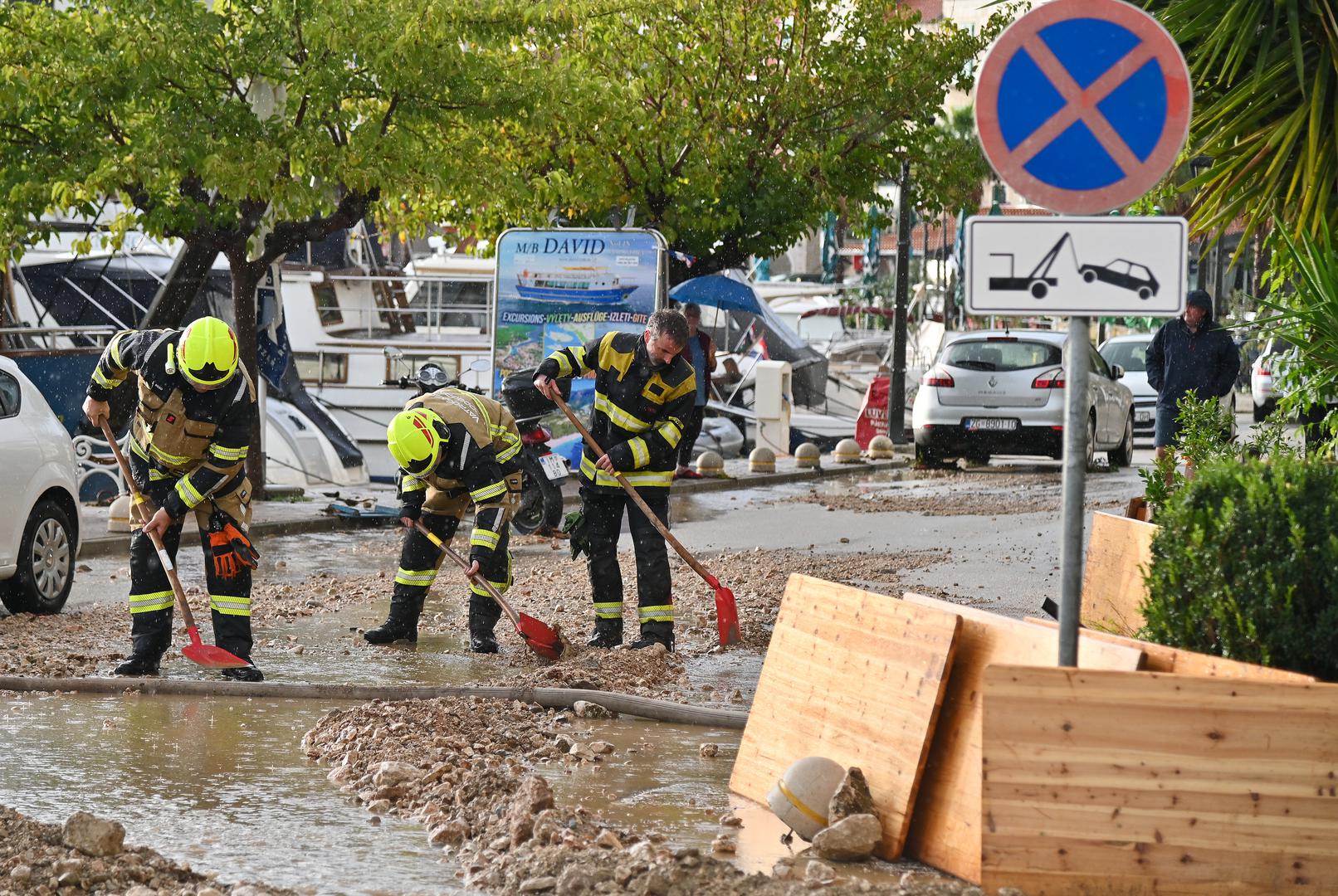 05.10.2024., Podgora - Jako nevrijeme gdje je palo do 140 litara kise po cetvornom metru strovilo je bujice na ulicama Podgore. Photo: Matko Begovic/PIXSELL