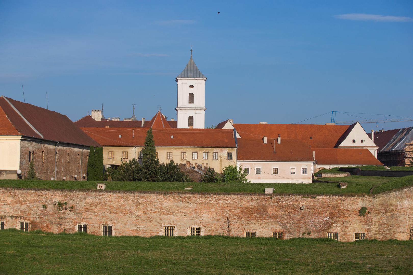 29.04.2018., Osijek - Osjecka Tvrdja barokni je grad-tvrdjava 18. stoljeca nastao transformacijom zatecenog starijeg povijesnog grada koji je stajao na kljucnom strateskom prijelazu preko rijeke Drave. Prvi je novi grad-tvrdjava nastao u velikom strateskom sustavu baroknih utvrdjenih gradova na granici prema Osmanskom carstvu kojega je od 1712. godine koncipirao i izgradio princ Eugen Savojski.   "nPhoto: Davor Javorovic/PIXSELL 