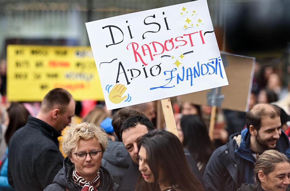 Zagreb: Počelo je okupljanje prosvjednika na Europskom trgu