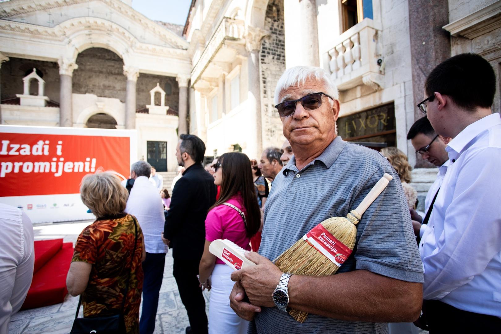 20.06.2020., Split - Predsjednik SDP-a i lider Restart koalicije Davor Bernardic u sklopu izborne kampanje predstavio je kandidate s liste Restart koalicije u X. izbornoj jedinici.
Photo: Milan Sabic/PIXSELL