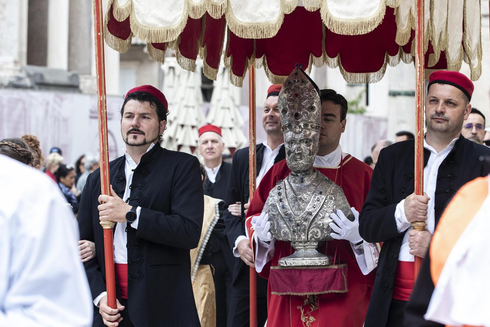 07.05.2022., Split - Na svetkovinu nebeskog zastitnika Splitsko-makarske nadbiskupije i grada Splita sv. Dujma, odrzala se tradicionalna procesija od Katedrale do prigodnog oltara na splitskoj Rivi. Na proslavi su kao izaslanici predsjednika Vlade RH sudjelovali ministrica kulture i medija Nina Obuljen Korzinek, te ministar gospodarstva i odrzivog razvoja Davor Filipovic.
   Photo: Milan Sabic/PIXSELL