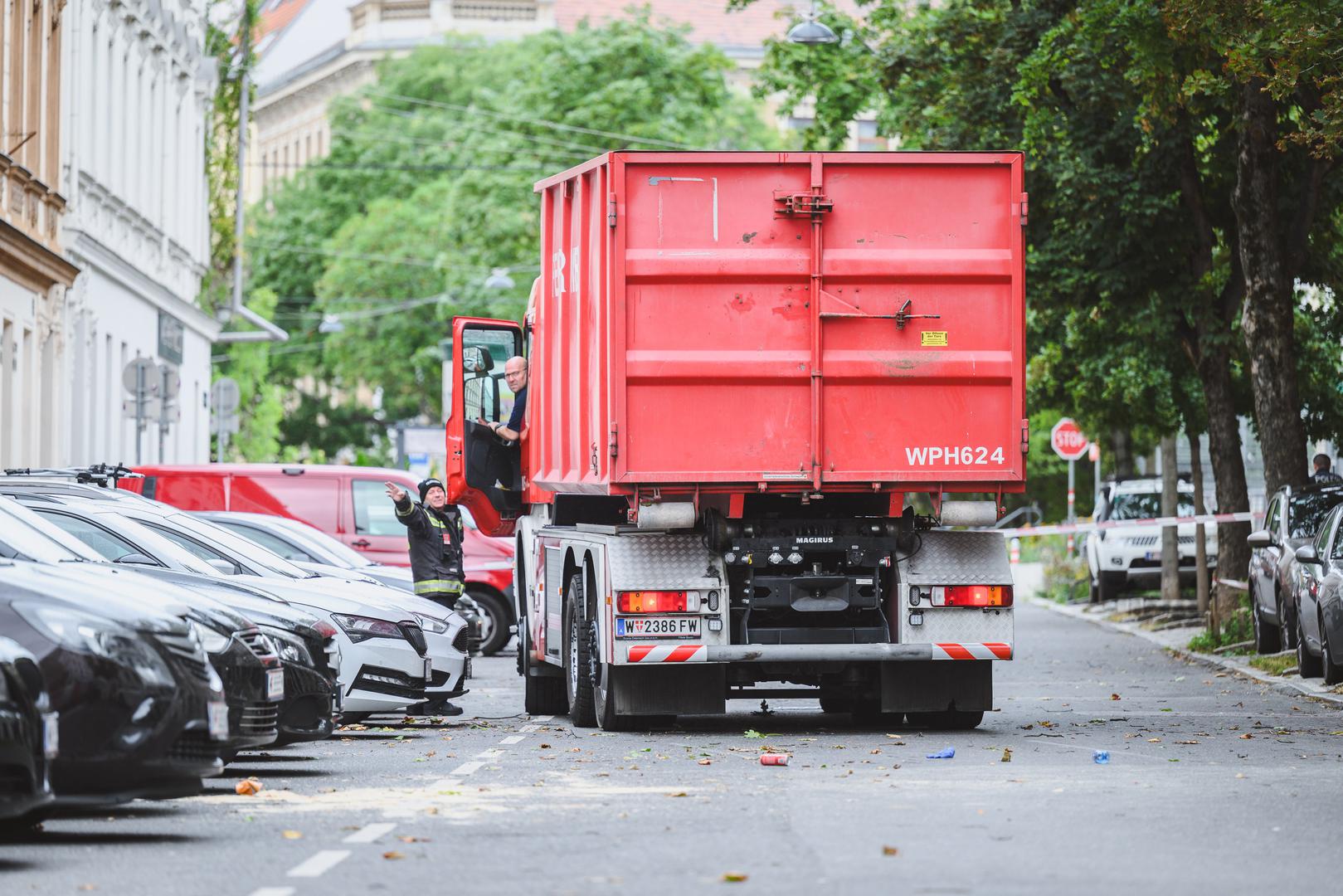 07.08.2023, Wien AUT, Explosion in Wohnung in 1140 Wien, im Bild ein Fahrzeug der Wiener Berufsfeuerwehr // a vehicle of the Vienna professional fire brigade during the Explosion in apartment in 1140 Vienna. Austria on 2023/08/07. EXPA Pictures © 2023, PhotoCredit: EXPA/ Max Slovencik Photo: EXPA/ Max Slovencik/EXPA