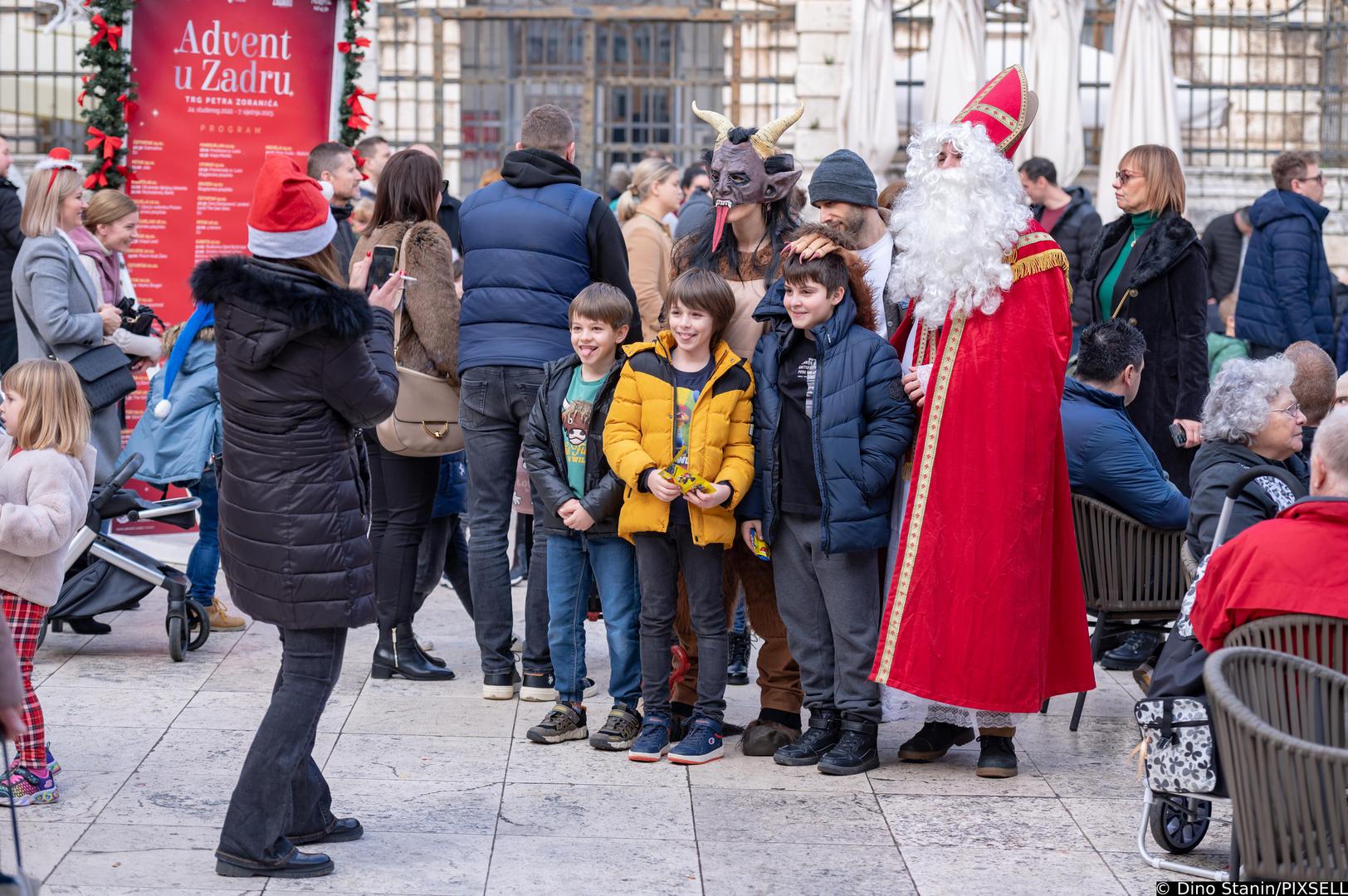 31.12.2022., Zadar - Nekoliko stotina malisana pustanjem balona proslavilo je Djecju Novu godinu u podne na Narodnom trgu.  Photo: Dino Stanin/PIXSELL