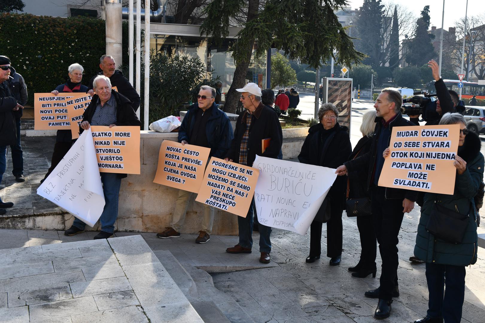 05.02.2024., Sibenik - Prosvjed mjestana Kaprija ispred gradske uprave u Sibeniku zbog novog brodskog trajektnog pristanista. Photo: Hrvoje Jelavic/PIXSELL