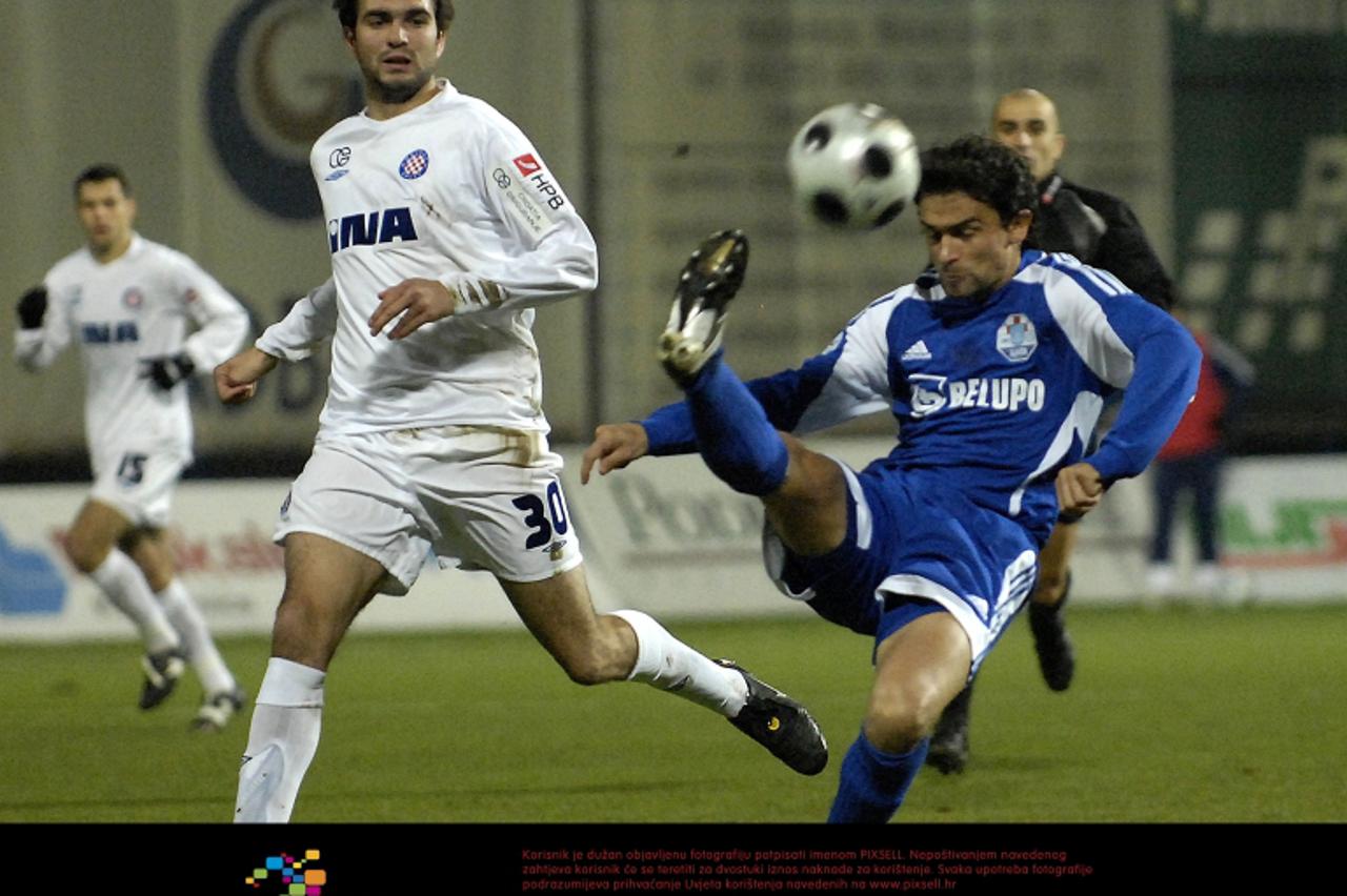 '26.11.2008., Koprivnica - Gradski stadion Koprivnica, utakmica cetvrtfinala Hrvatskog kupa izmedju NK Slaven Belupo i NK Hajduk Split. Petar Bosnjak cisti pred Tomislavom Busicem.  Photo: Vjeran Zgan