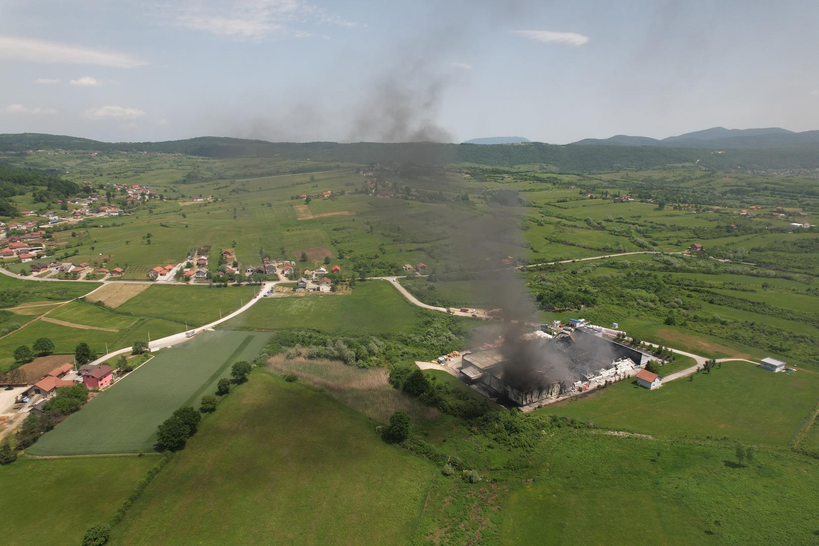 24.05.2022., Bihac, Bosna i Hercegovina - U tvornici stiropora "Austrotherm" u Turiji kod Bihaca rano jutros izbio je pozar. Velika vatra zahvatila je tvornicu, a crni dim se vidi kilometrima daleko. Policija obavlja ocevid, a pozar je trenutacno pod kontrolom vatrogasaca koji neprestano gase pozar. Photo: Dejan Rakita/PIXSELL