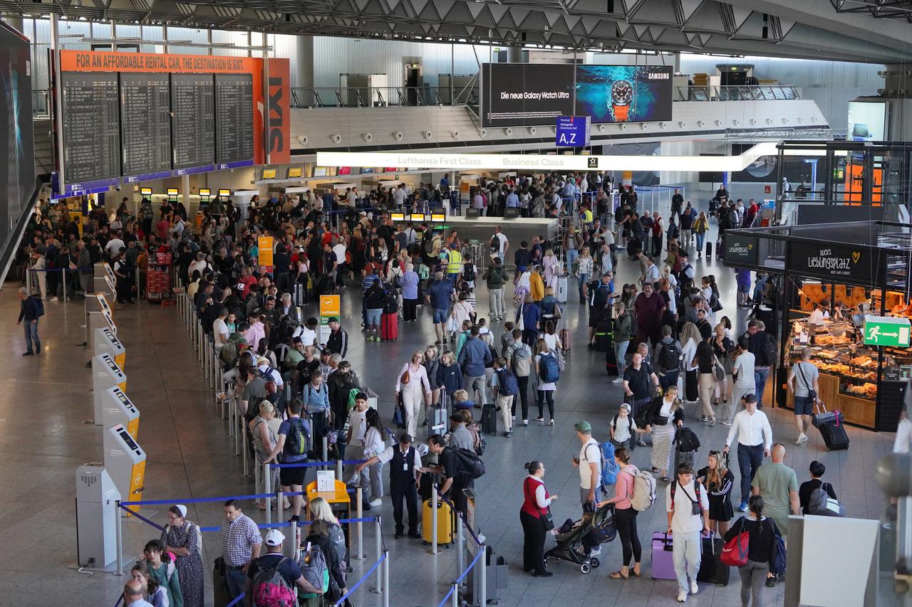 Letzte Generation activists protest at German airport