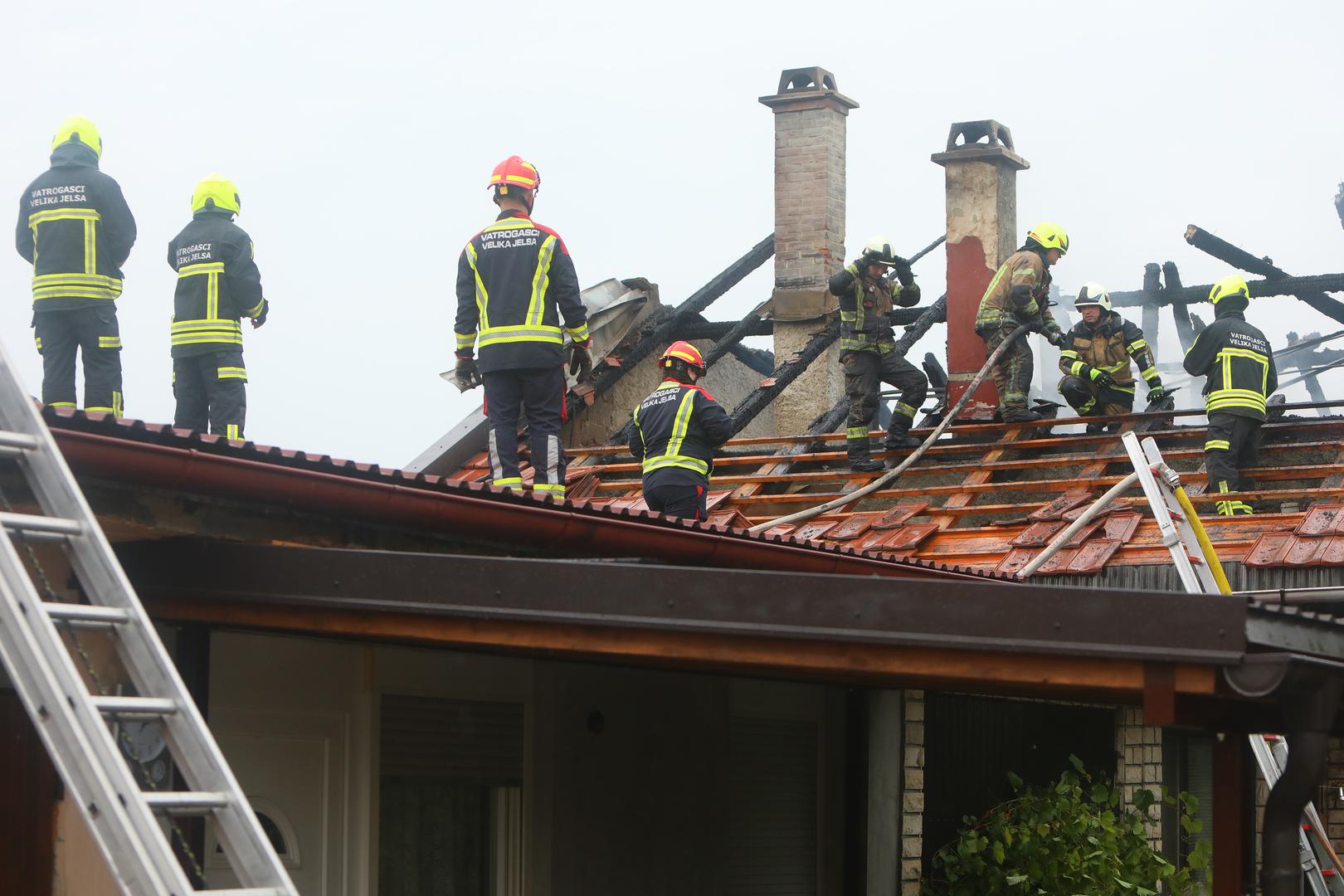Grom je udario u obiteljsku kuću u Žumberačkoj ulici u Gradskoj četvrti Borlin, izazvavši požar.